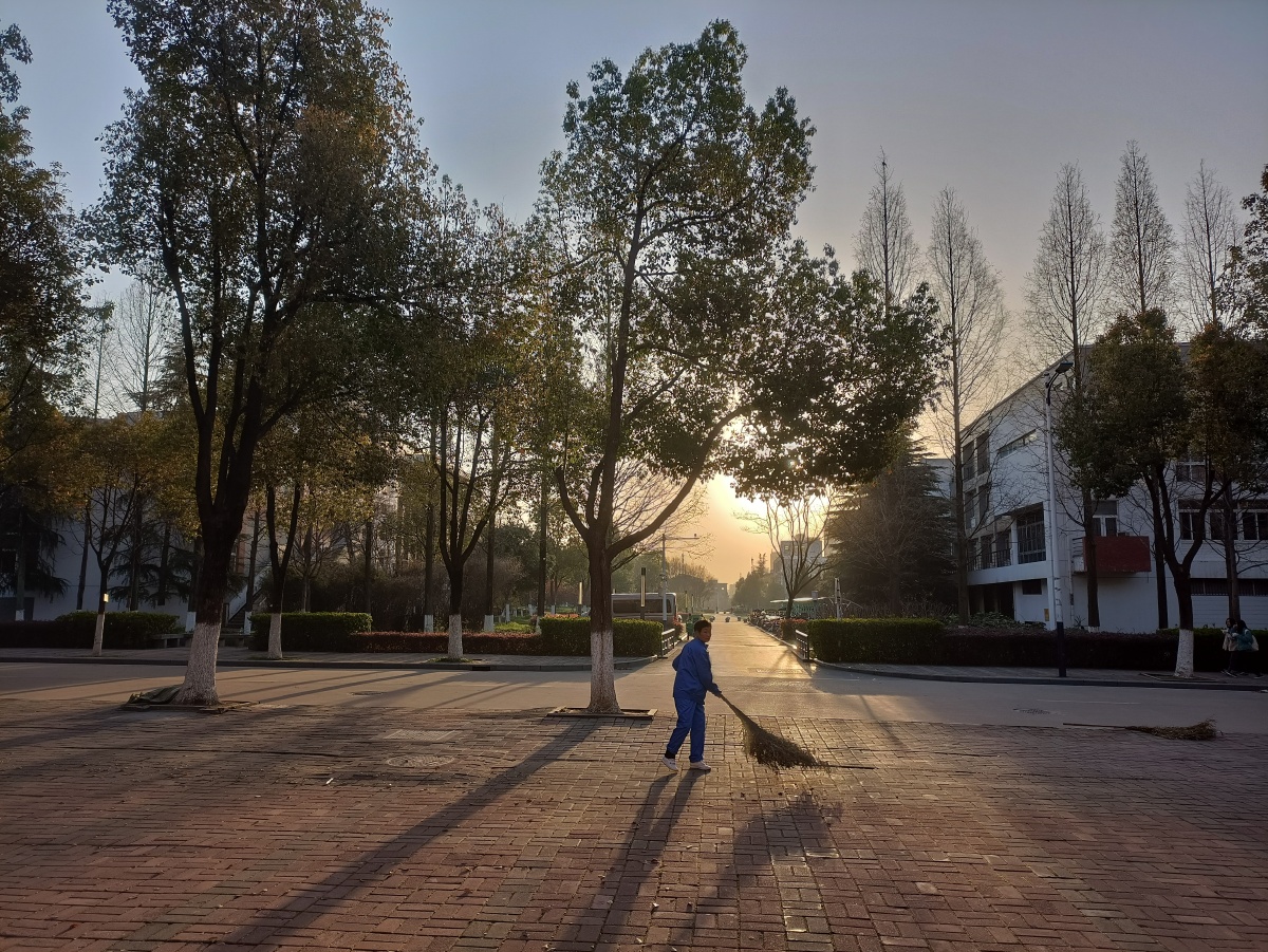 校园里辛勤的扫地阿姨