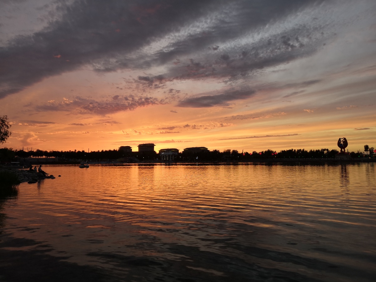 夕阳西下湖光晚霞