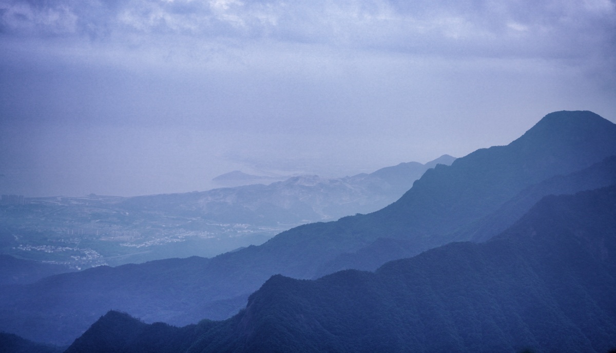 湖光山色,连绵起伏,含鄱口望鄱阳湖