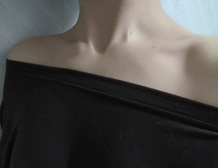 869596