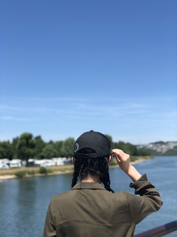 不敢露脸背影杀