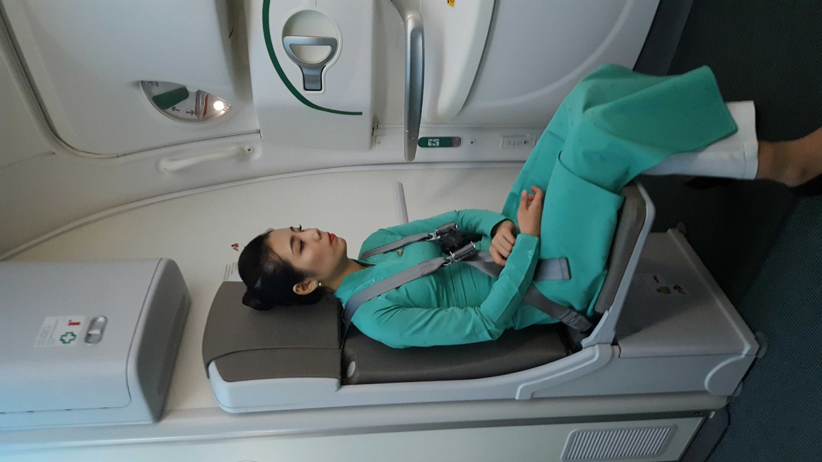 越南航空空乘长途飞行累了