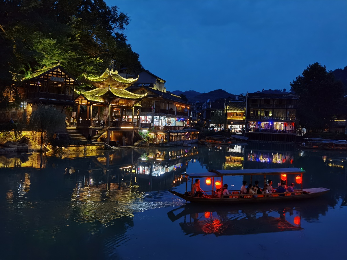 古城夜色凤凰古城依水而生夜景繁华