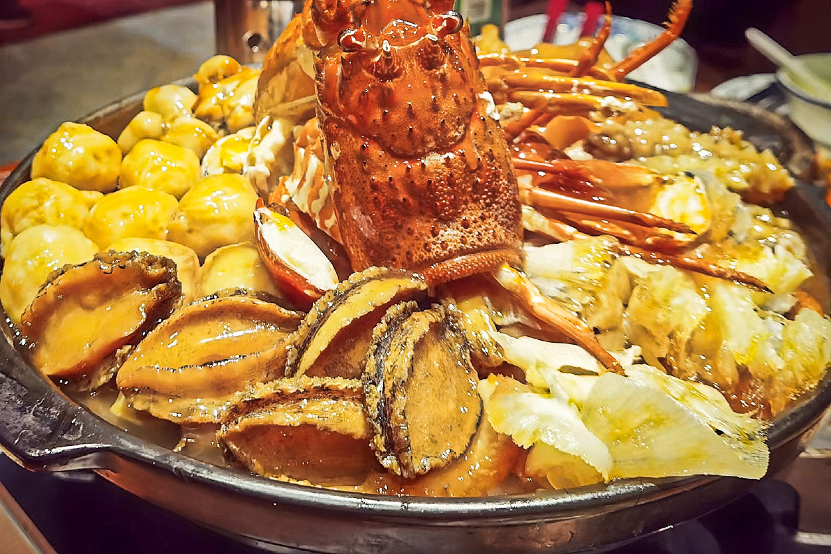 龙虾鲍鱼白菜等的一锅大乱炖不过卖相不错