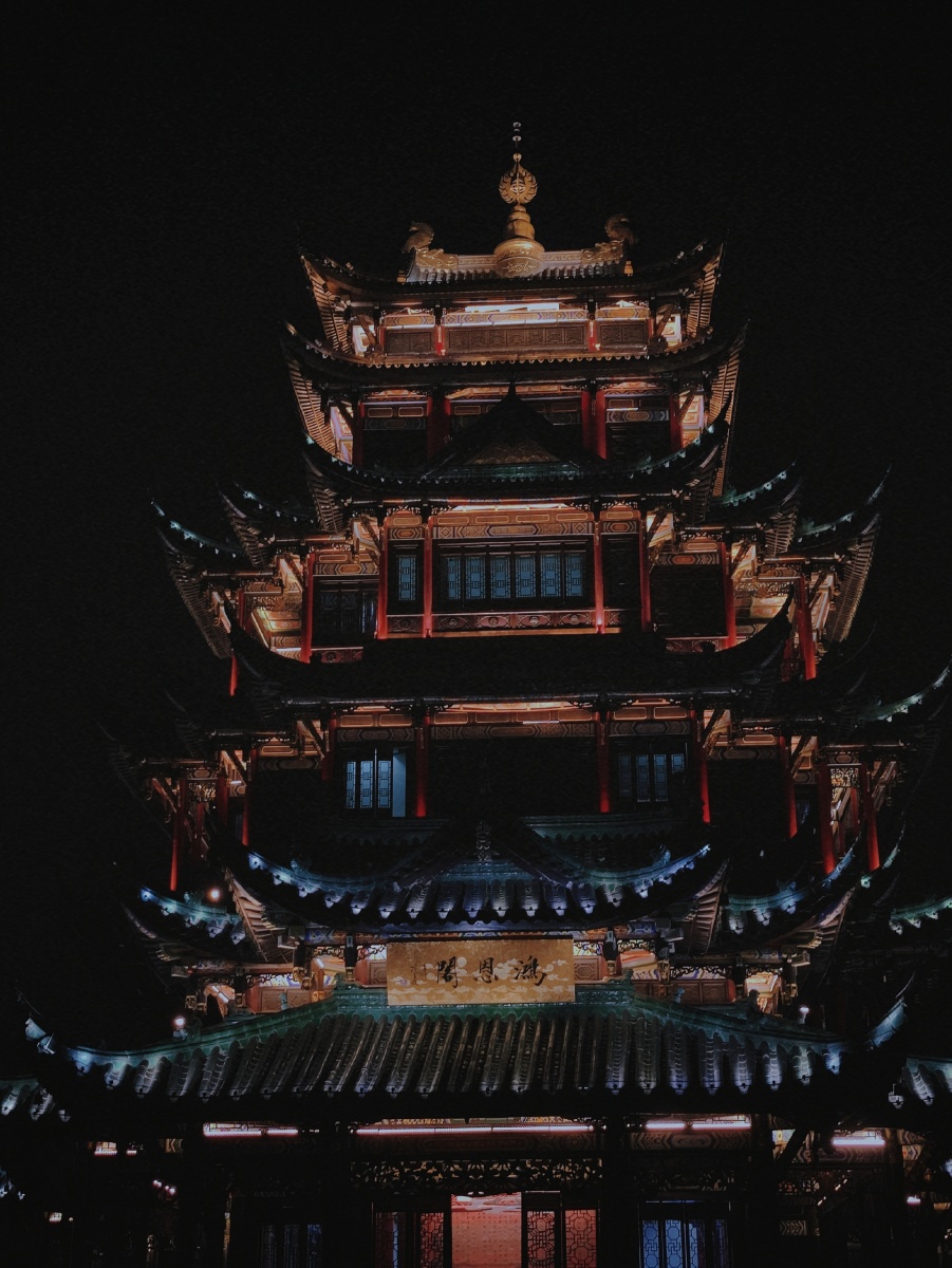 老年生活不就是出门溜溜弯逛逛公园嘛鸿恩寺的夜景真的太绝了