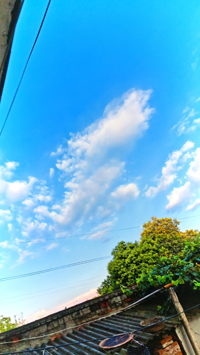 天气晴朗云朵变幻无穷蓝天白云煞是好看空气质量优户外走走令人心情