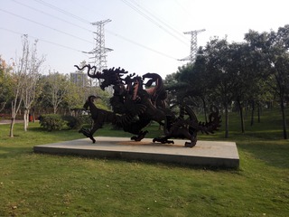 608358