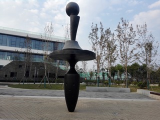 608318