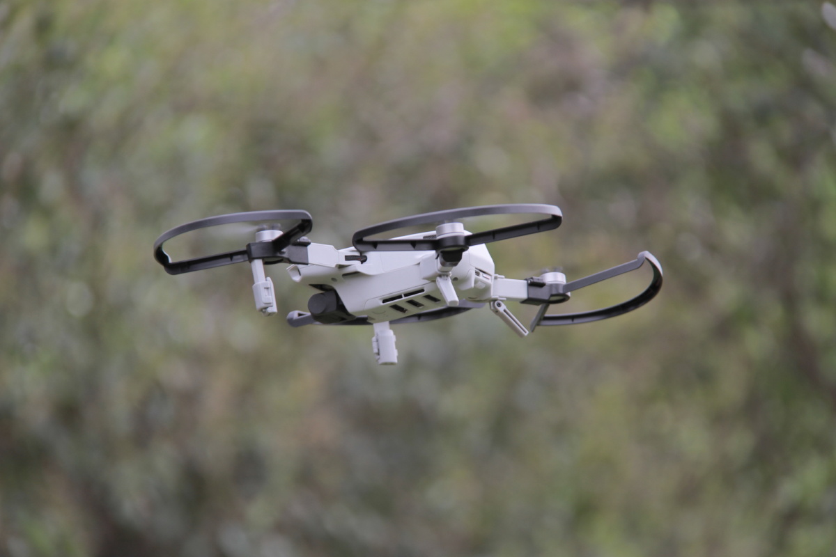 遥控飞机在公园猛然发现它停在天空中抢拍了一张然后就飞走了是航拍机