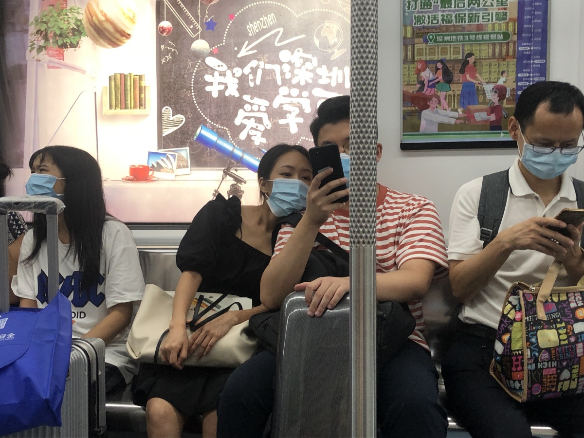 深圳地铁上的小情侣