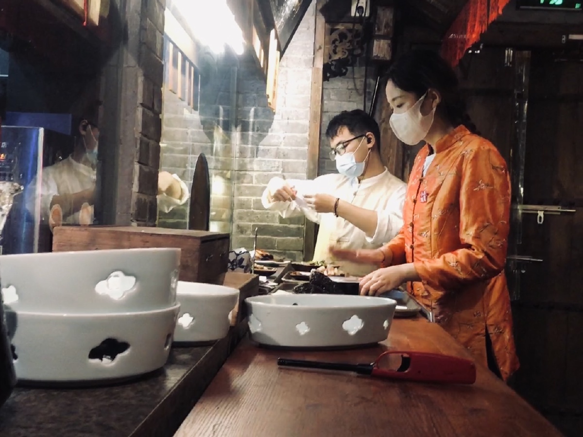 南京大牌档的美丽服务员