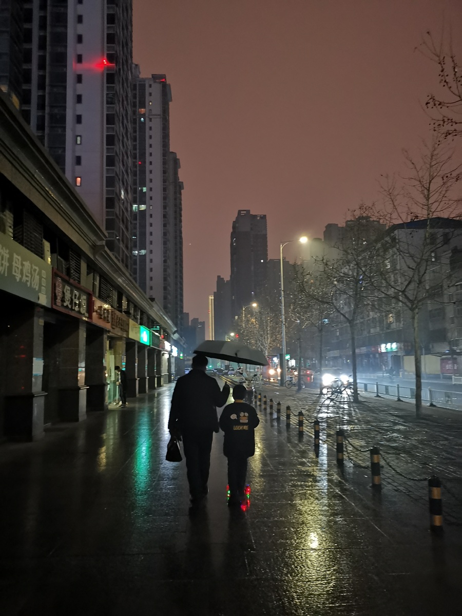 郑州2月15日雨夜晚归父爱无言