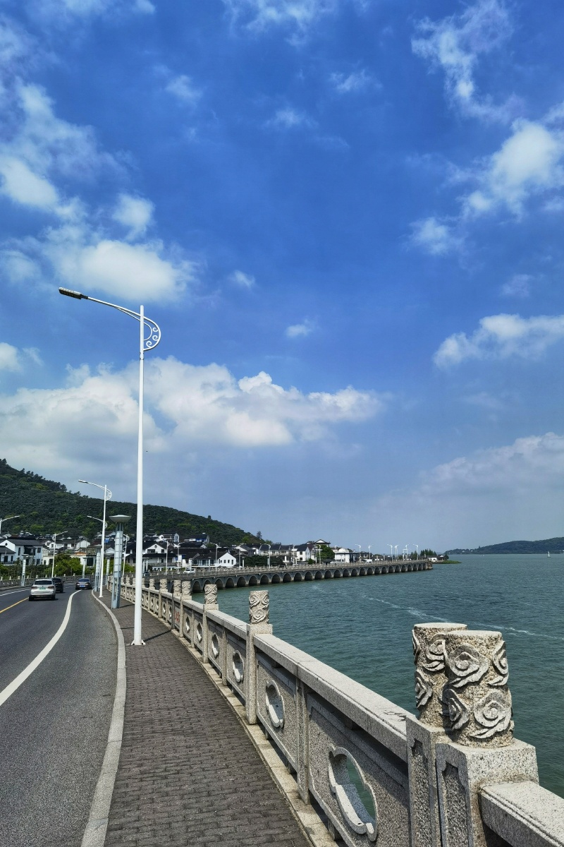 遇见苏州小镰仓苏州东山的环岛公路在岱心湾丰圻石井段有着非常文艺的