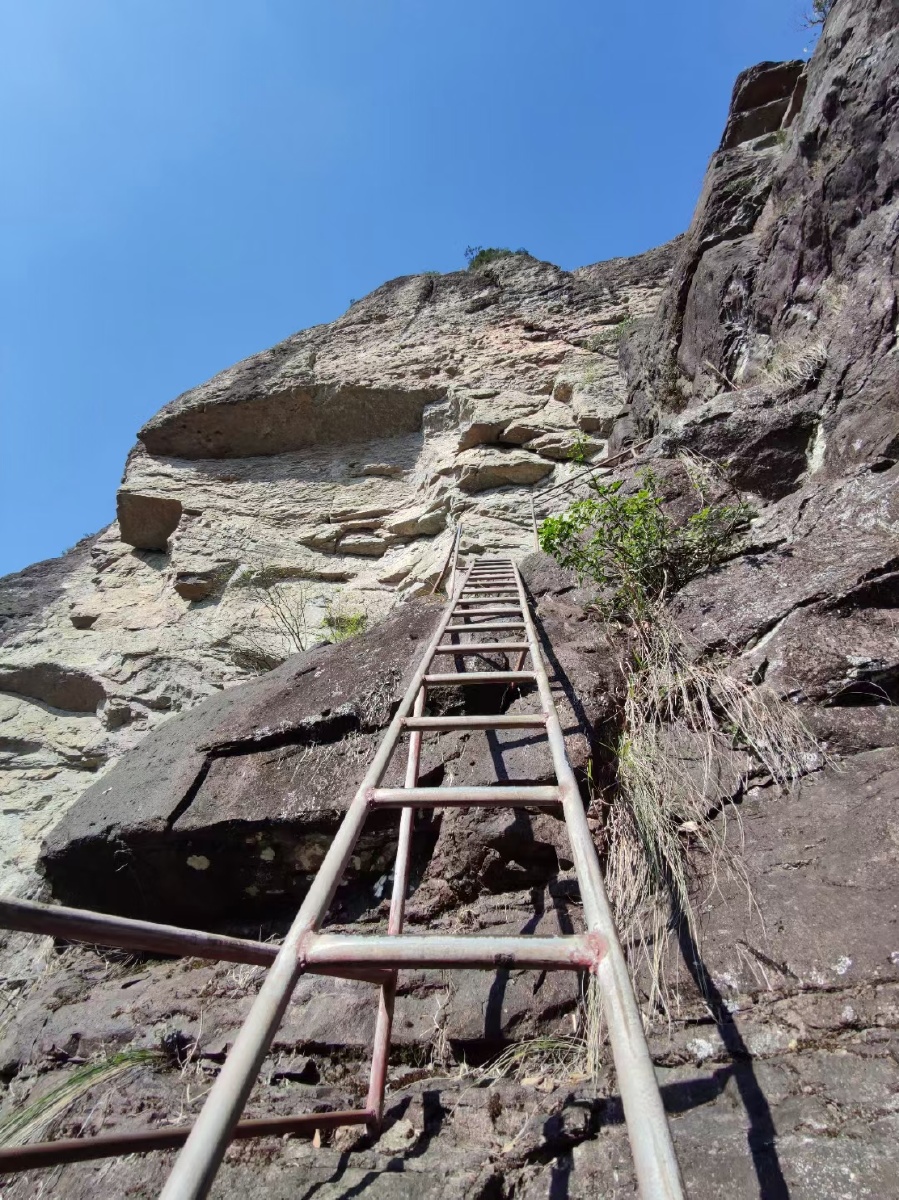 漳州灵通山爬到山顶需要2至3小时山路弯曲陡峭爬山很累但山顶的风景很