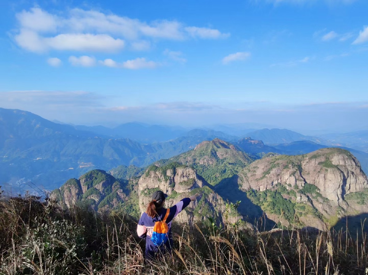 漳州灵通山爬到山顶需要2至3小时山路弯曲陡峭爬山很累但山顶的风景很