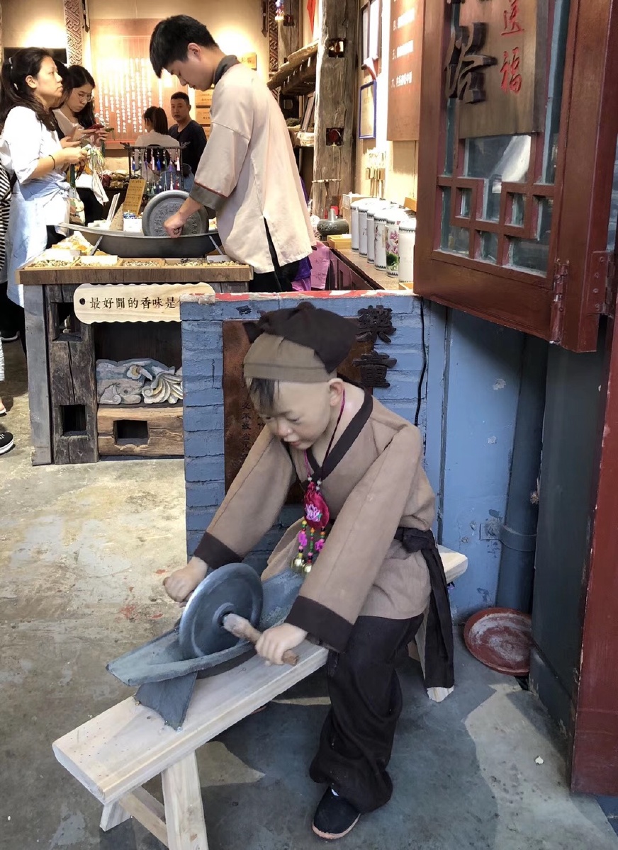 真人蜡人齐碾药 - 京城独乐翁 - 图虫