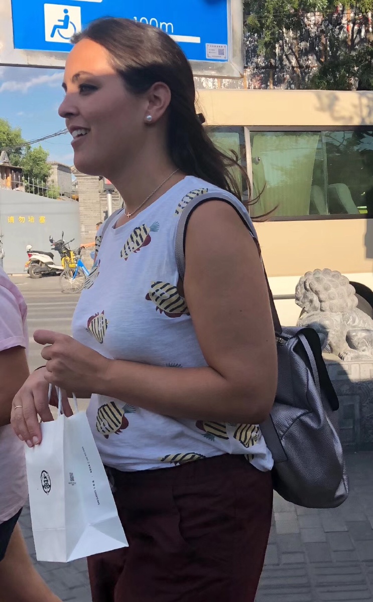 鼓楼下丰满的大洋妞儿