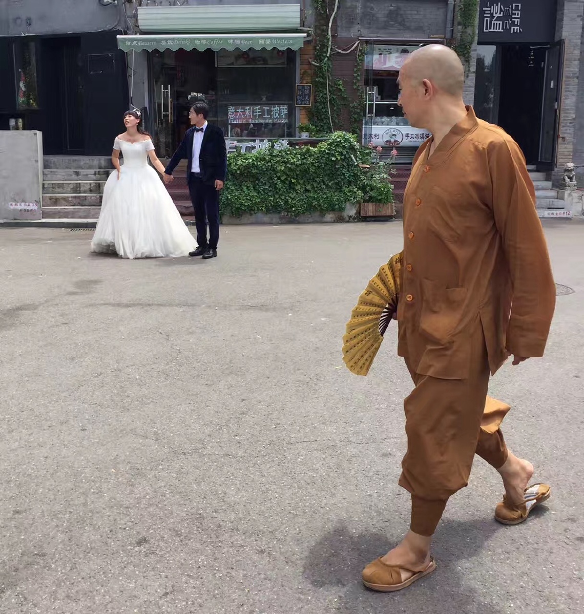 和尚下山见尘世