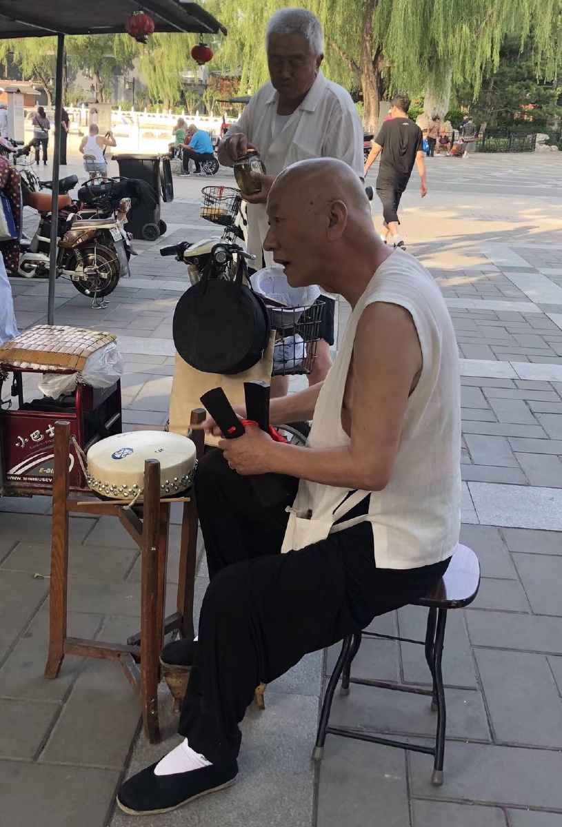 戏友打板敲鼓