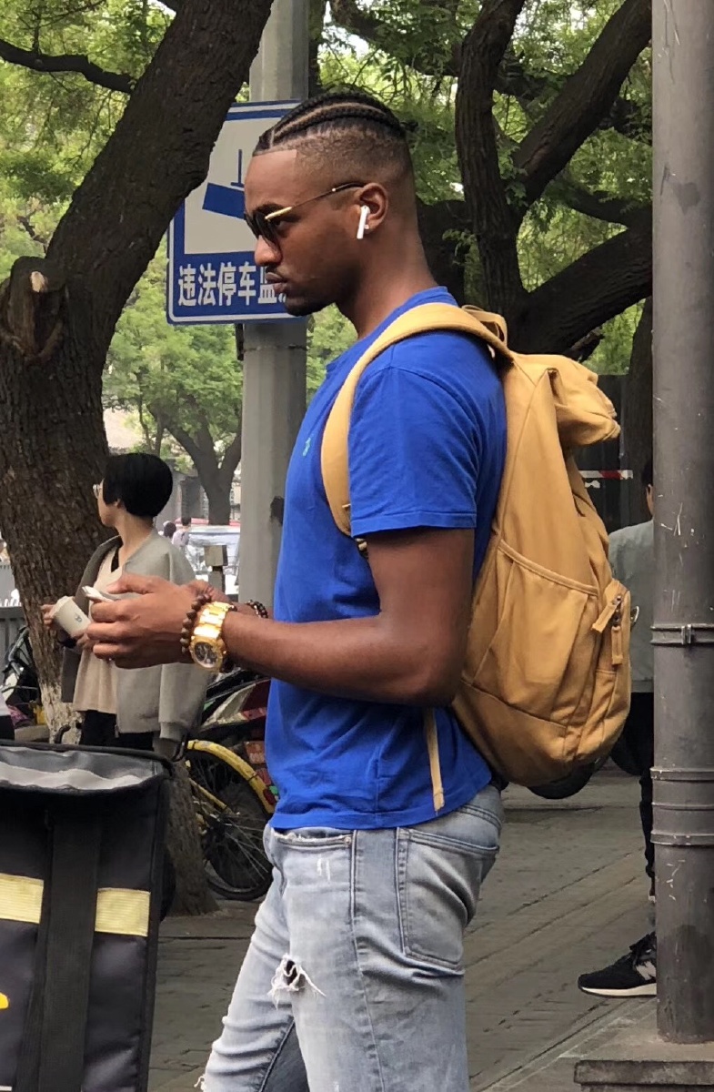 鼓楼下的黑人帅哥