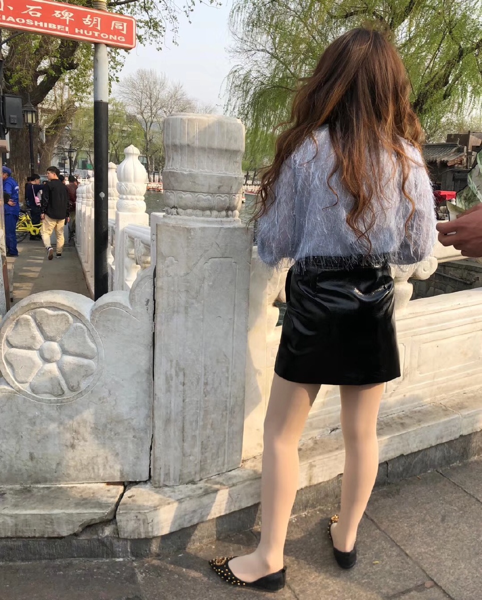 你在东北穿貂她在海南露腰美女在北京一会儿穿貂一会儿露腰忙得不可开