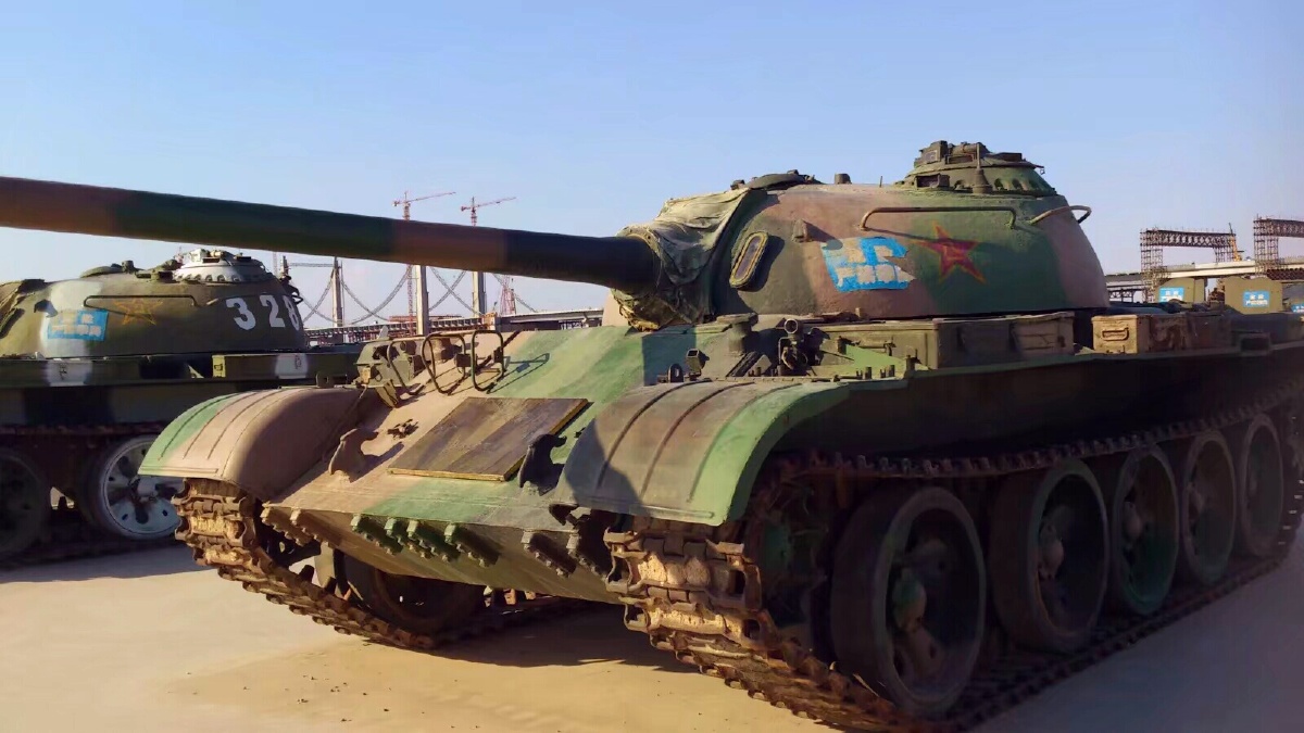 五对负重轮坦克------景区合法拍摄