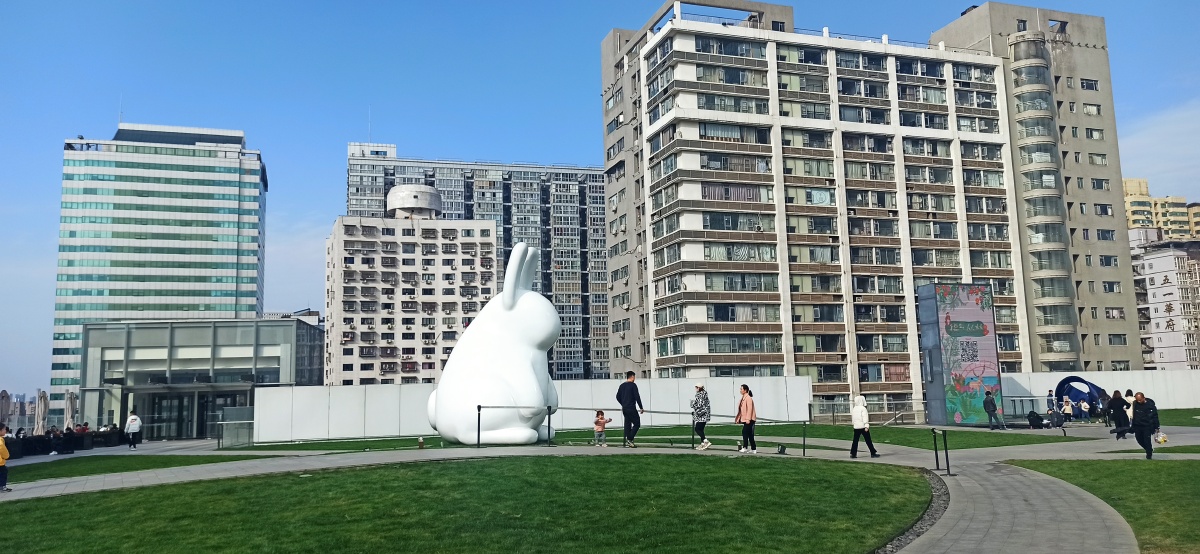 的十字路口长沙国金中心旁边卖气球的小贩长沙国金中心上面的网红雕塑