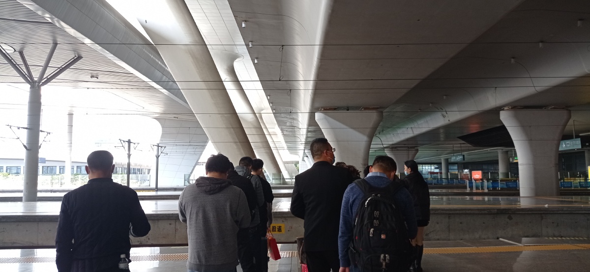 杭州东站的等车人