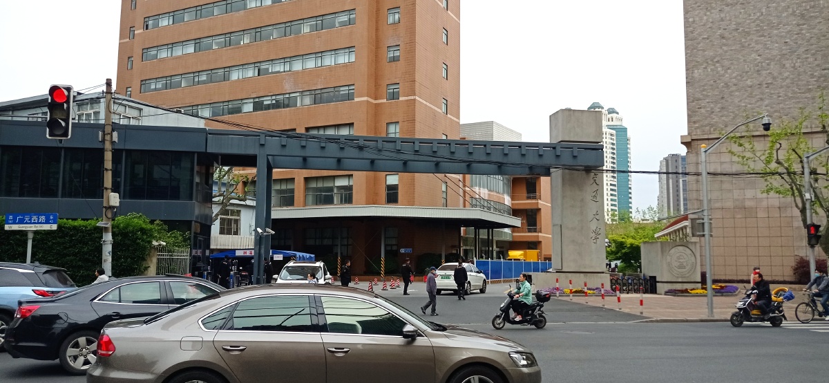 上海交通大学徐汇校区南门