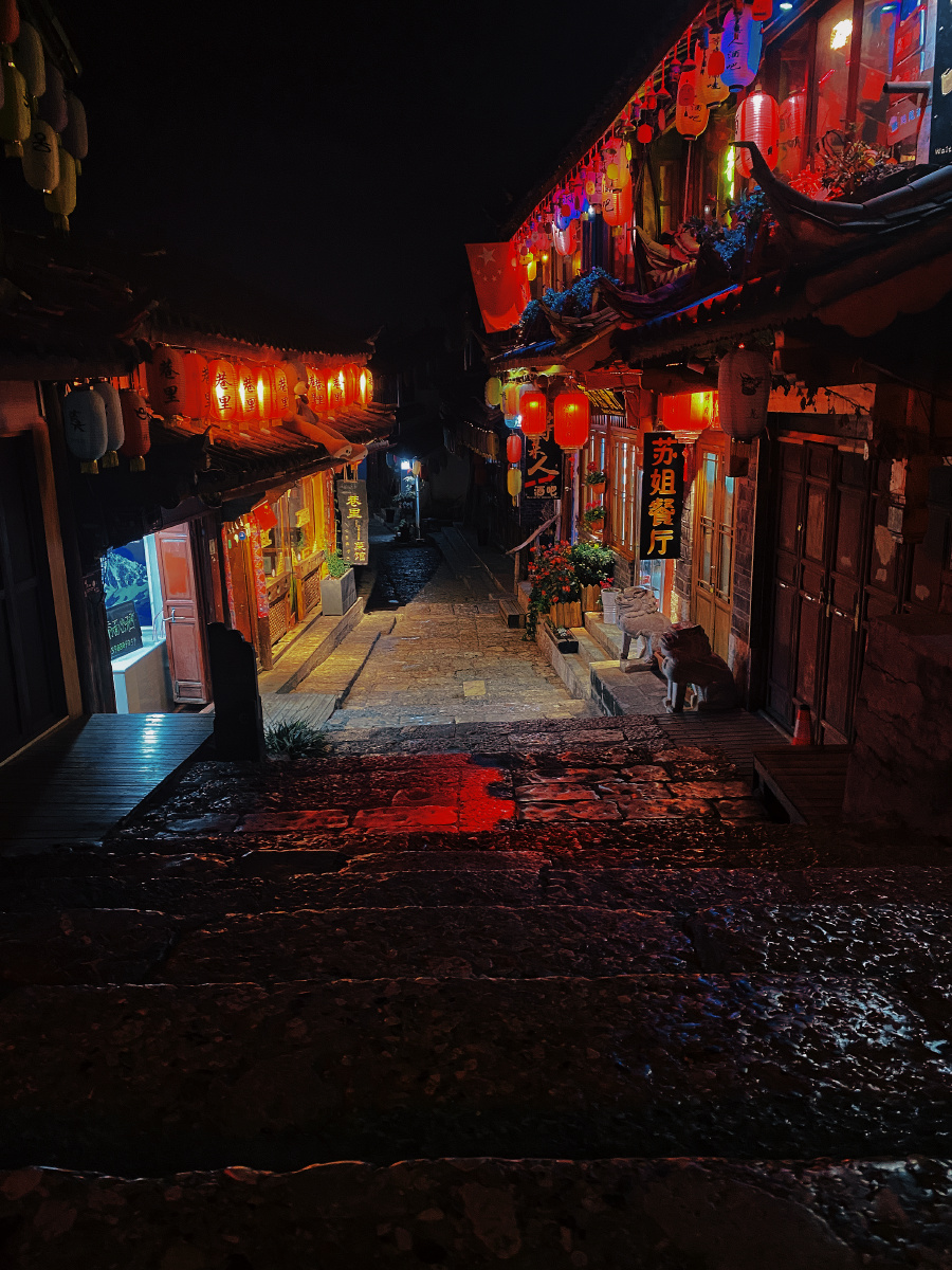 夜晚的丽江古城很适合散步