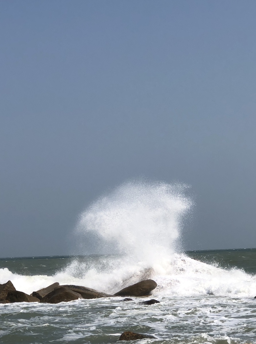 海浪拍打石头,惊涛拍岸,卷起千堆雪.大量的海浪拍击石头