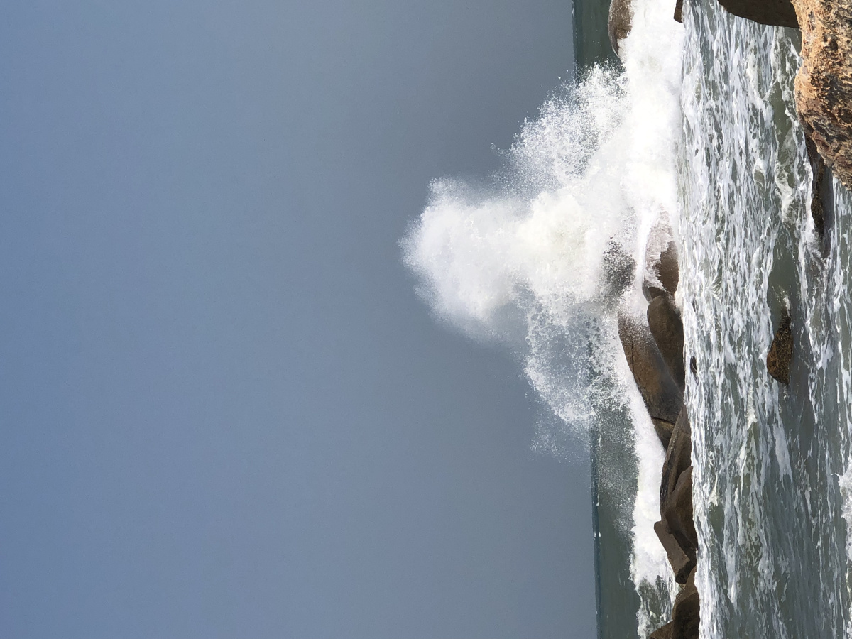 海浪拍打石头,惊涛拍岸,卷起千堆雪.大量的海浪拍击石头