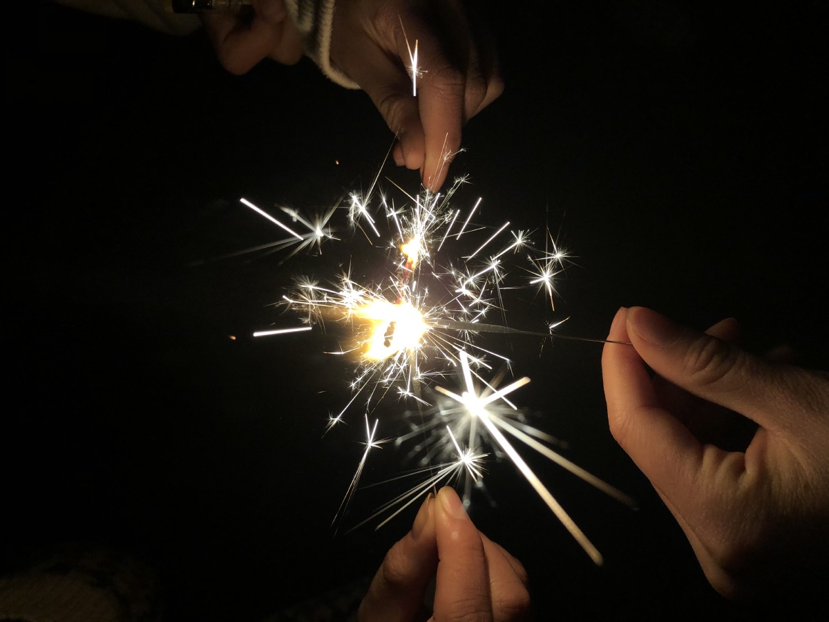 仙女棒在燃烧的瞬间可以释放180亿个火焰比银河系的星星还多