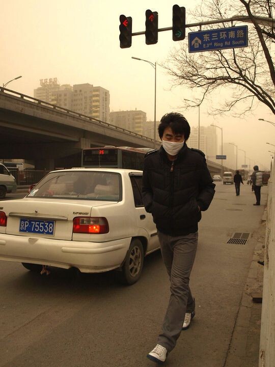 戴口罩的男青年<br />
