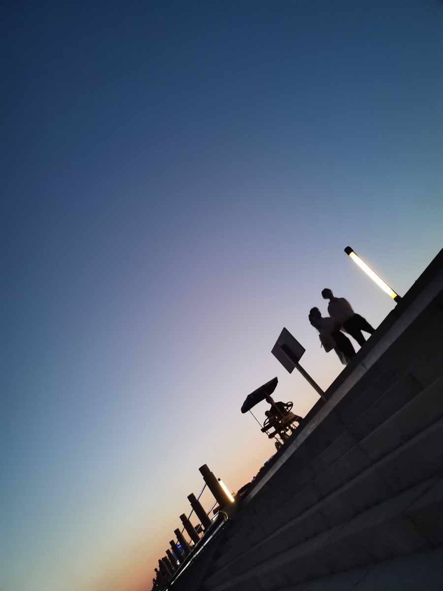 傍晚下行人的背影有恋人有孤身一人有一家三口