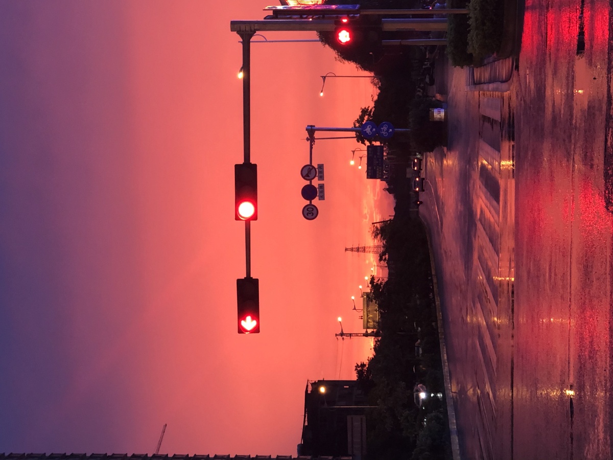 夕阳下的红绿灯