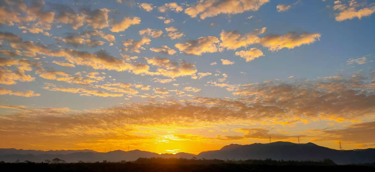 乡村太阳升起第一抹的鱼肚白