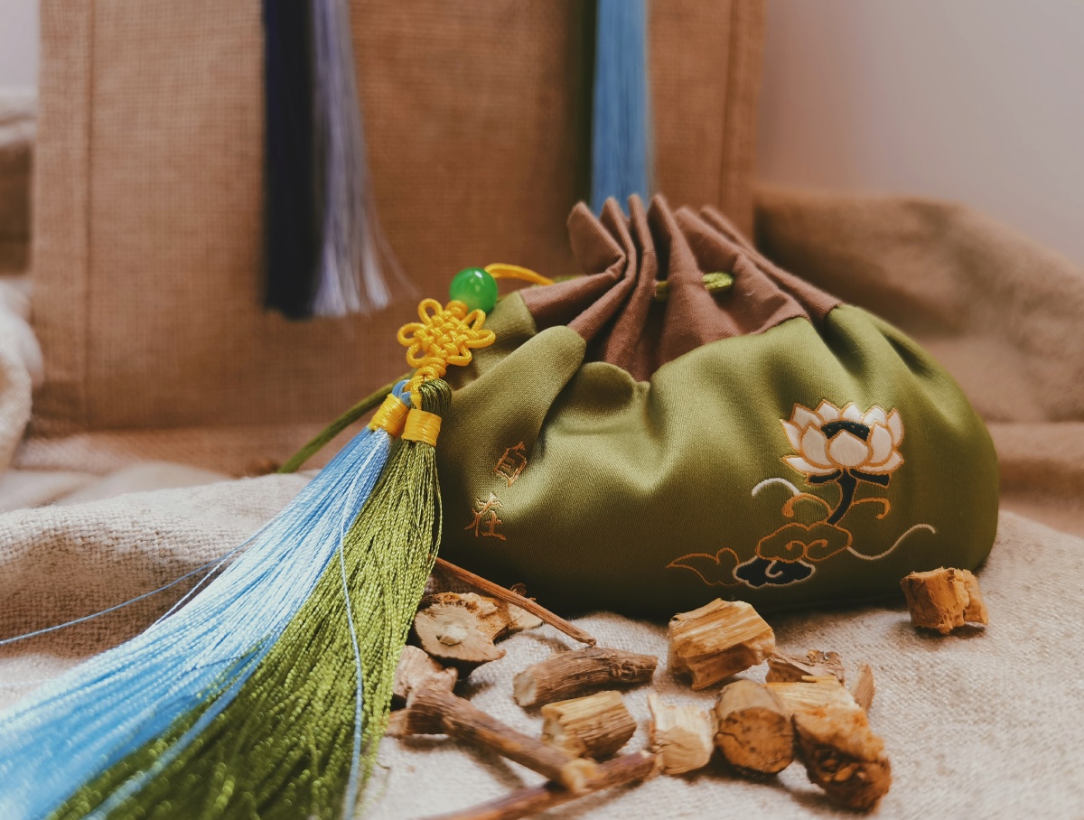 自制的五香驱蚊散香囊