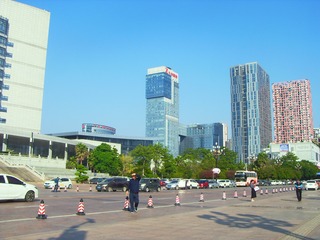 568642