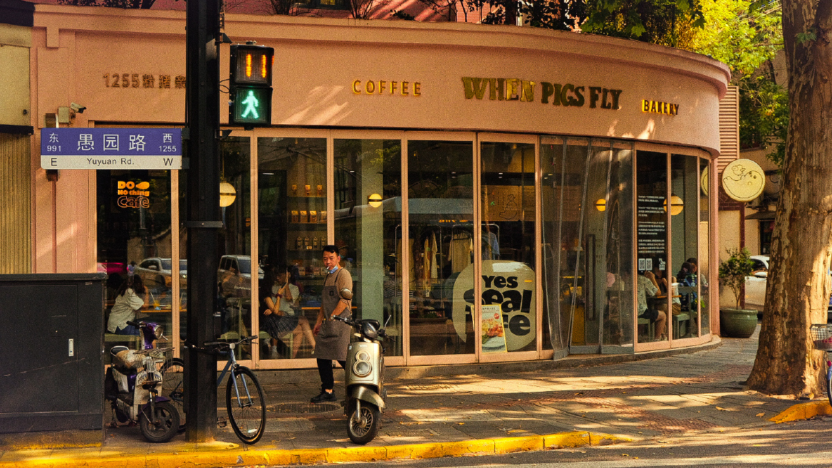 上海愚园路这条路并不长但是集中不少历史保护建筑还有一家家街边小店