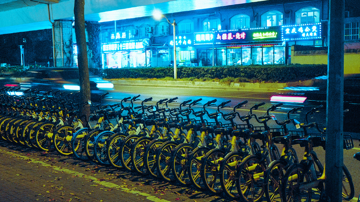 家门口的一条夜市小吃街在三四号线轻轨下位于上海市凯旋北路