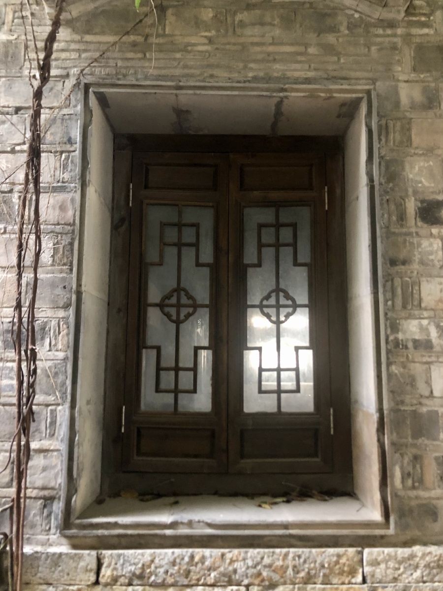 在宋代以前窗以竖格为主,后来就出现了横格,然后斜格既后来大量的雕饰