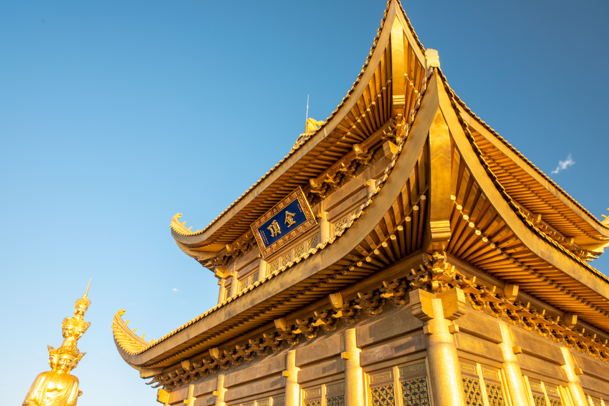 日出下的峨眉山金顶在太阳的光辉下显得格外壮阔