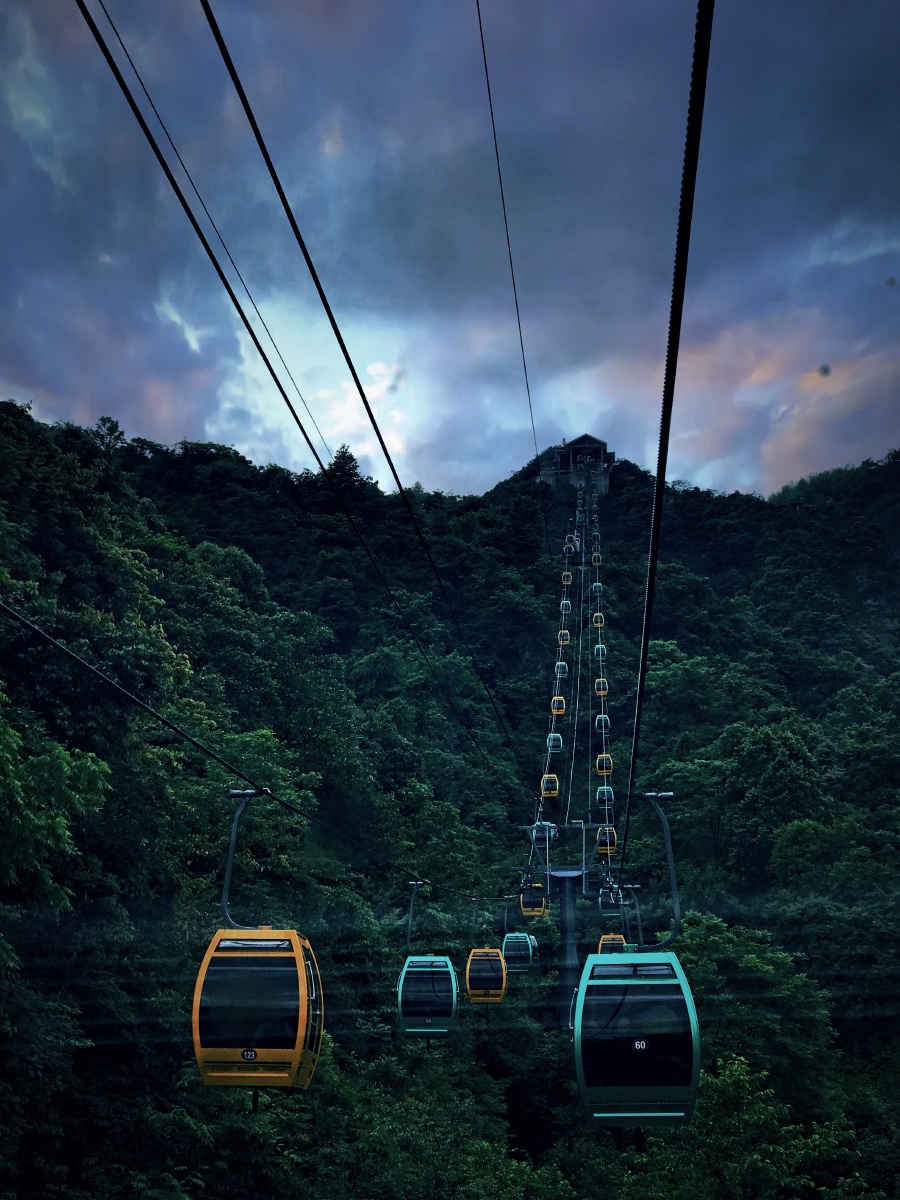 珠海长隆一游乐设备毛病半空悬停 多名游客沿索道走回地上