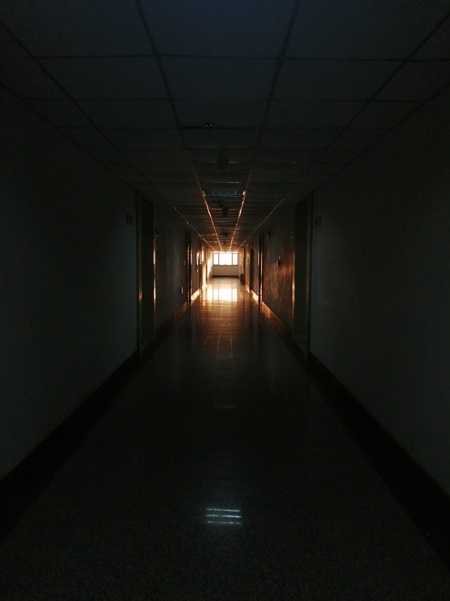 空荡的走廊传来一束光像是救赎