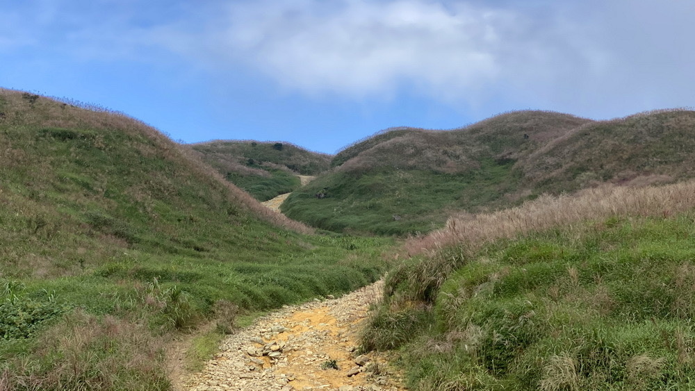 山间小路你,虽是崎岖,即是挑战.