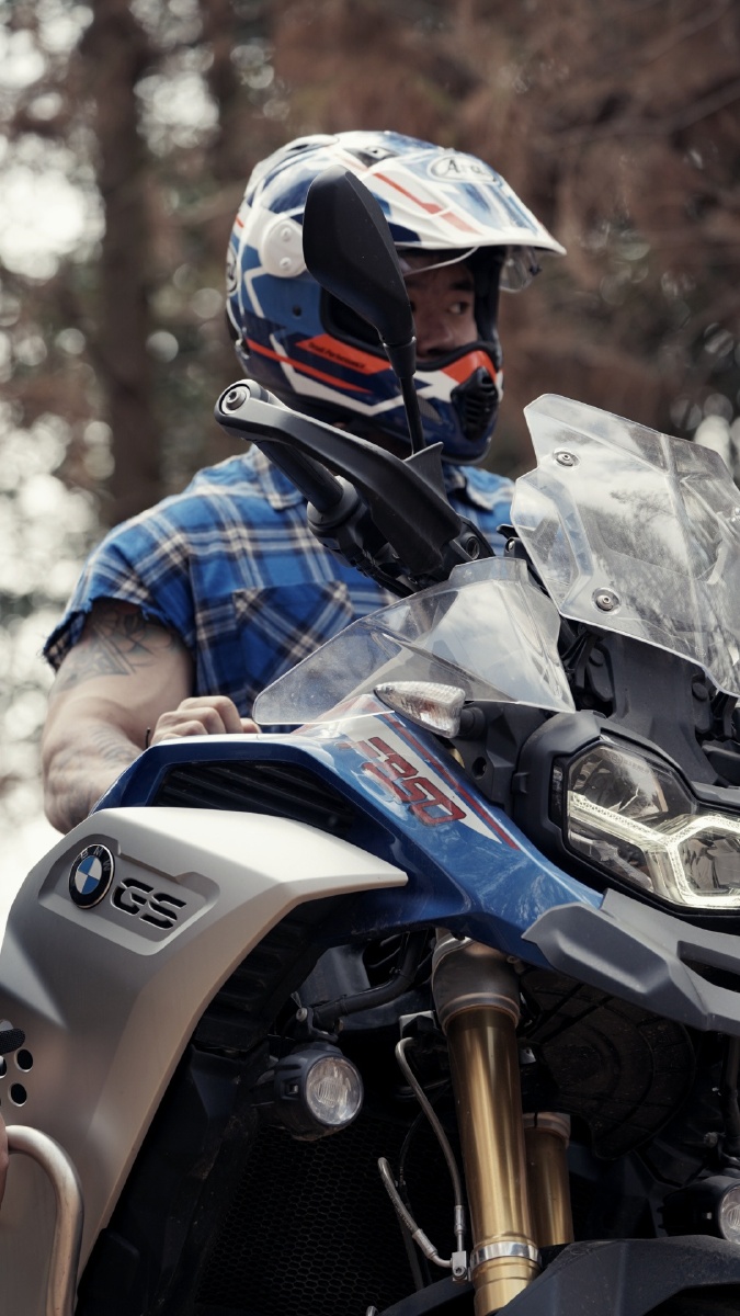 肌肉男和机车的关系总是很复杂