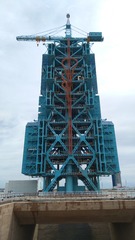 56973
