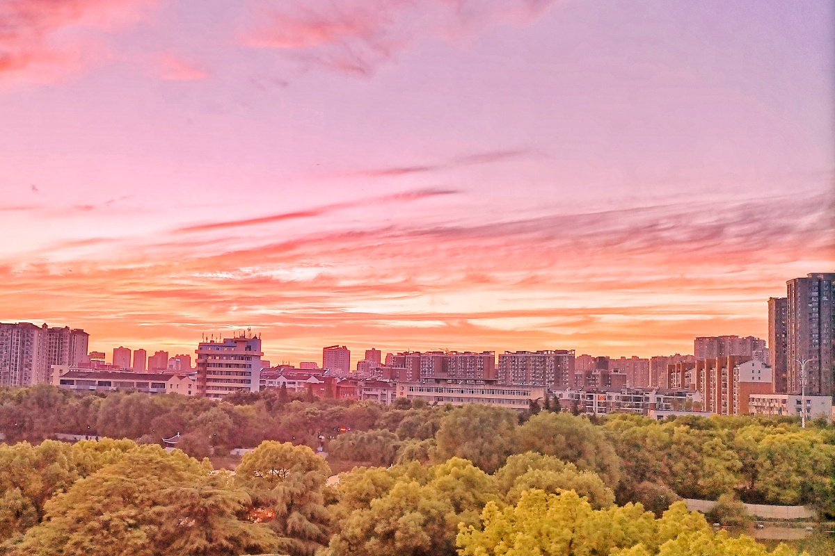 夏日午后粉色云霞