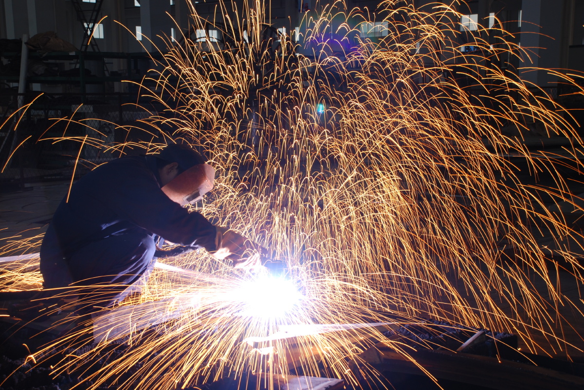 工厂车间焊接现场 - 挠人的秋风 - 图虫